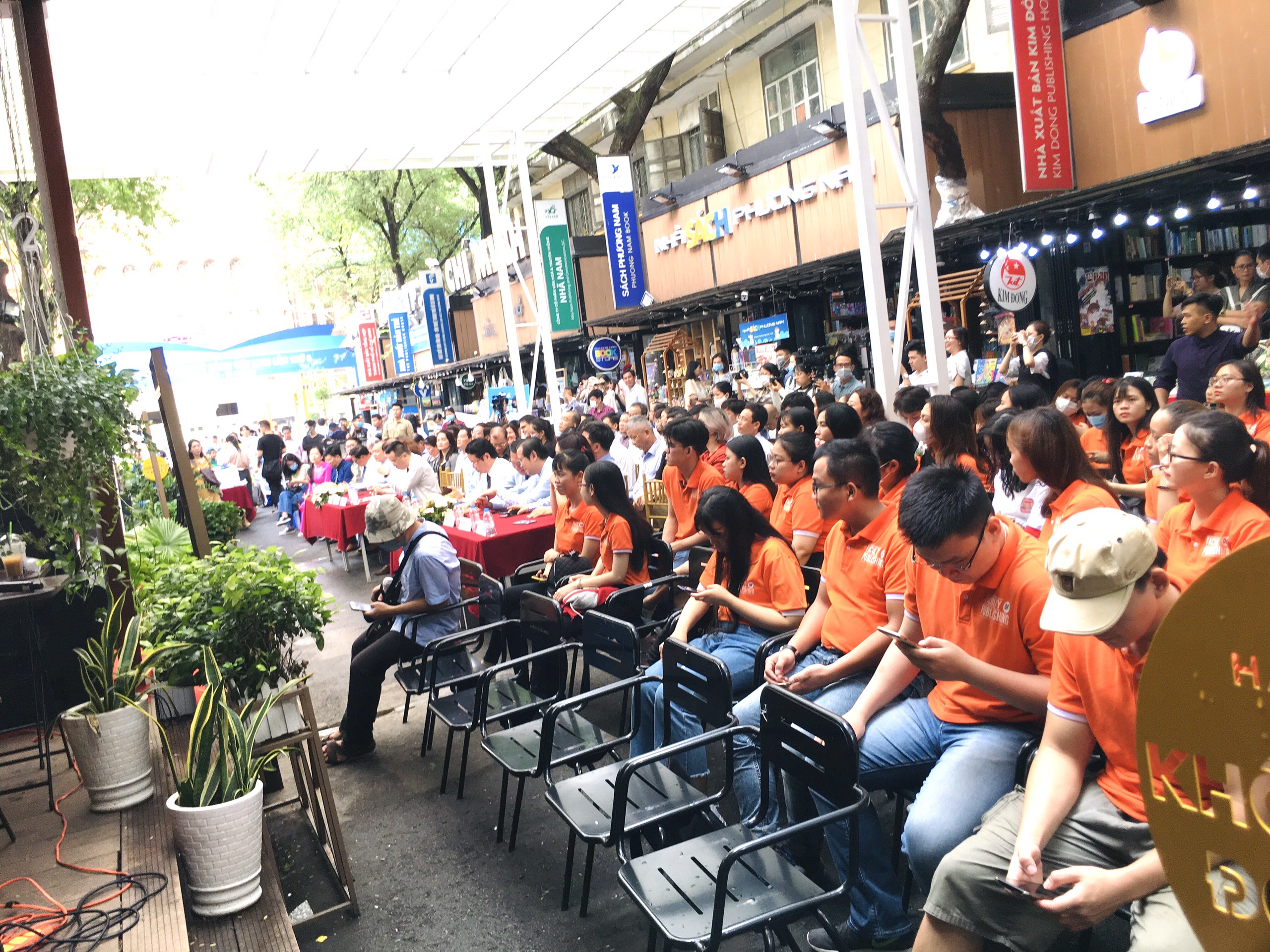   Sinh viên khoa Xuất bản, Phát hành tham dự lễ khai mạc ngày sách Việt Nam lần thứ VIII- 2021