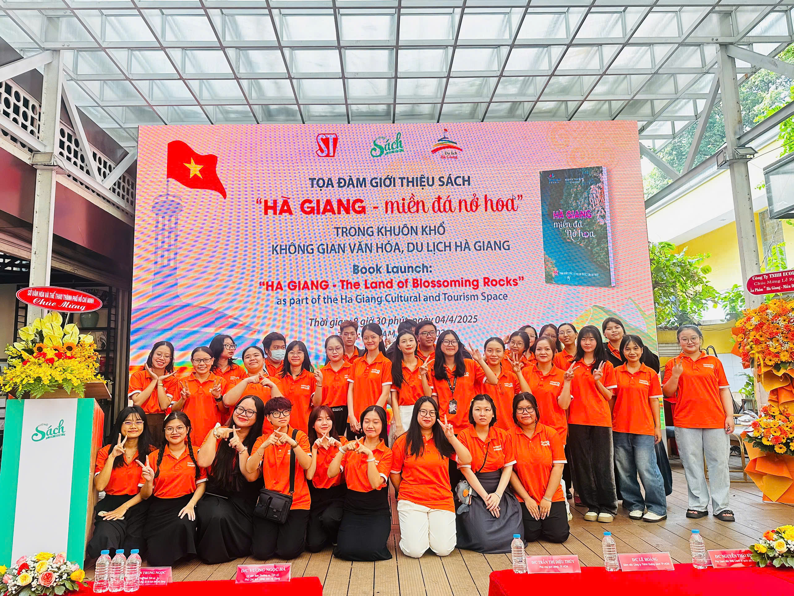 THAM DỰ BUỔI LỄ RA MẮT SÁCH "HÀ GIANG - MIỀN ĐÁ NỞ HOA" VÀ THAM QUAN KHÔNG GIAN TRƯNG BÀY SẢN PHẨM VĂN HÓA, DU LỊCH TỈNH HÀ GIANG TẠI ĐƯỜNG SÁCH TP.HCM