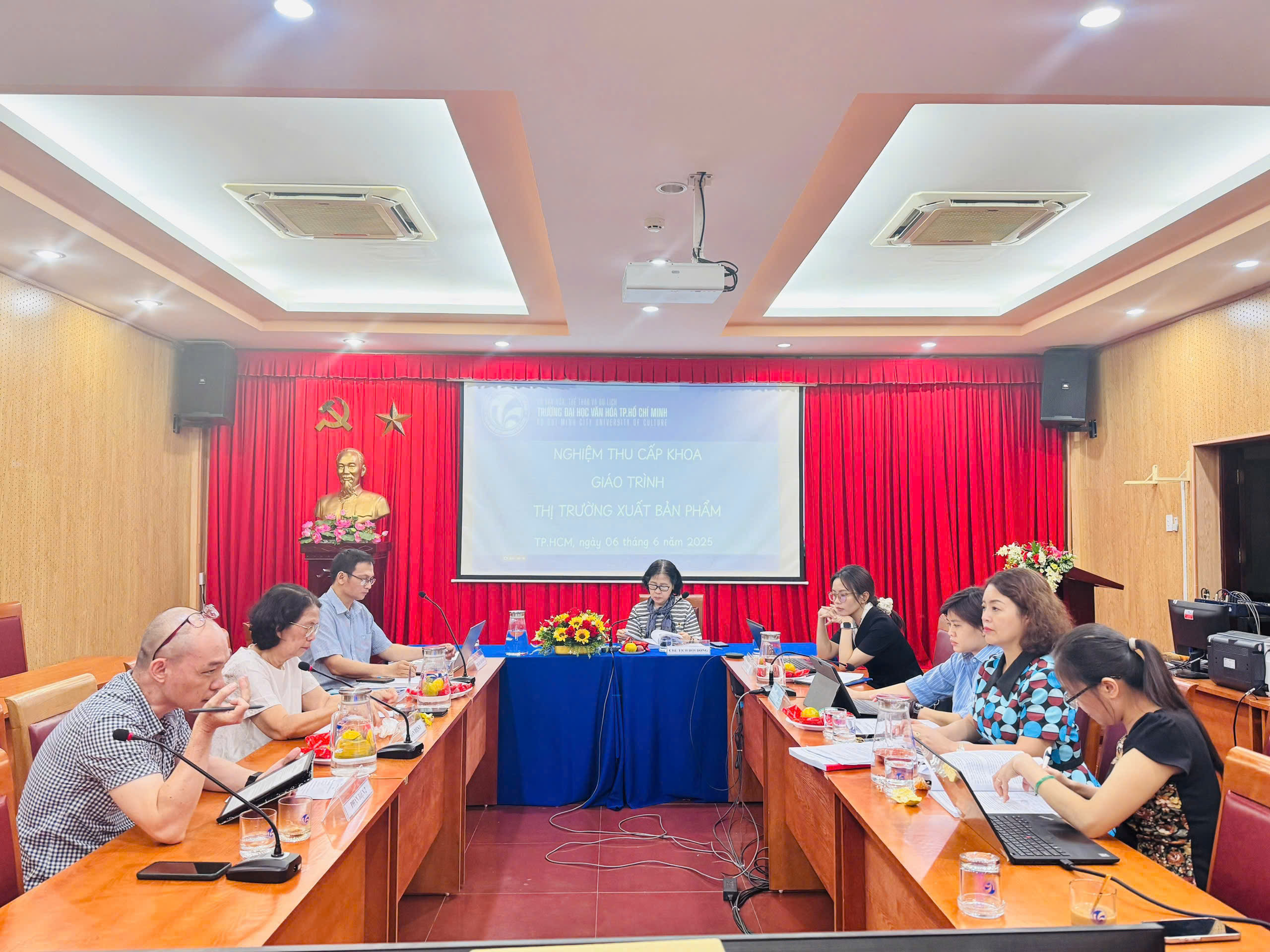 KHOA THƯ VIỆN VÀ XUẤT BẢN TỔ CHỨC NGHIỆM THU GIÁO TRÌNH CẤP KHOA