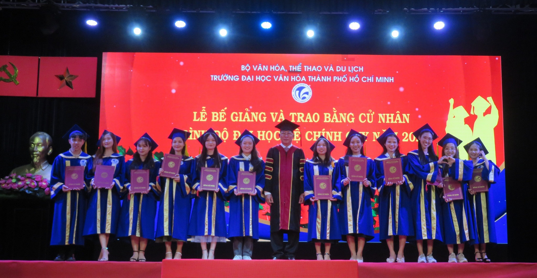 Các tân cử nhân Kinh doanh Xuất bản phẩm Khóa 13 rạng rỡ trong Lễ tốt nghiệp ngày 12/8