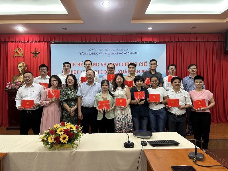 Bế giảng lớp Bồi dưỡng nghiệp vụ kinh doanh xuất bản phẩm khóa 16