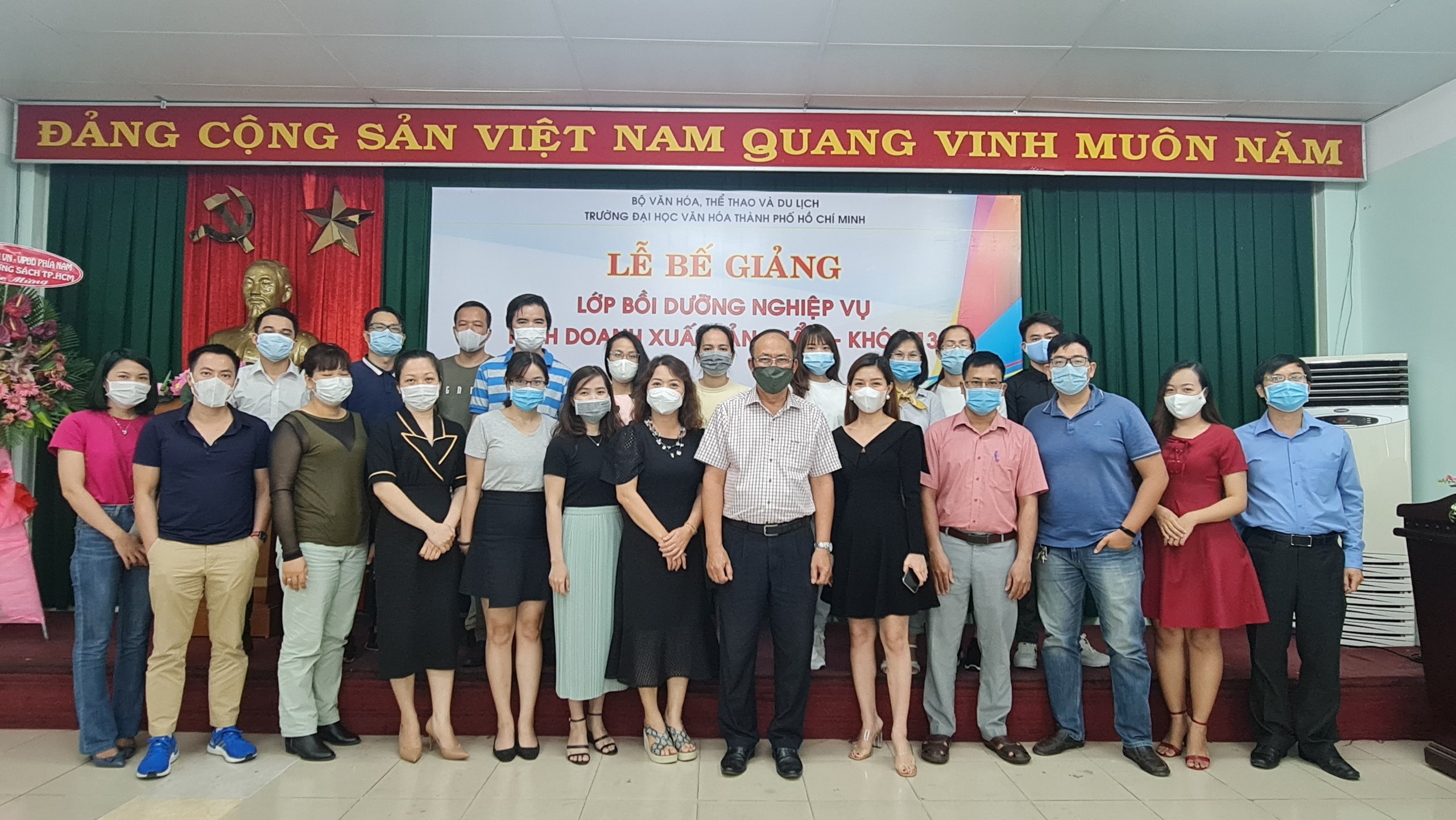 Bế giảng lớp Bồi dưỡng nghiệp vụ kinh doanh xuất bản phẩm khóa 13
