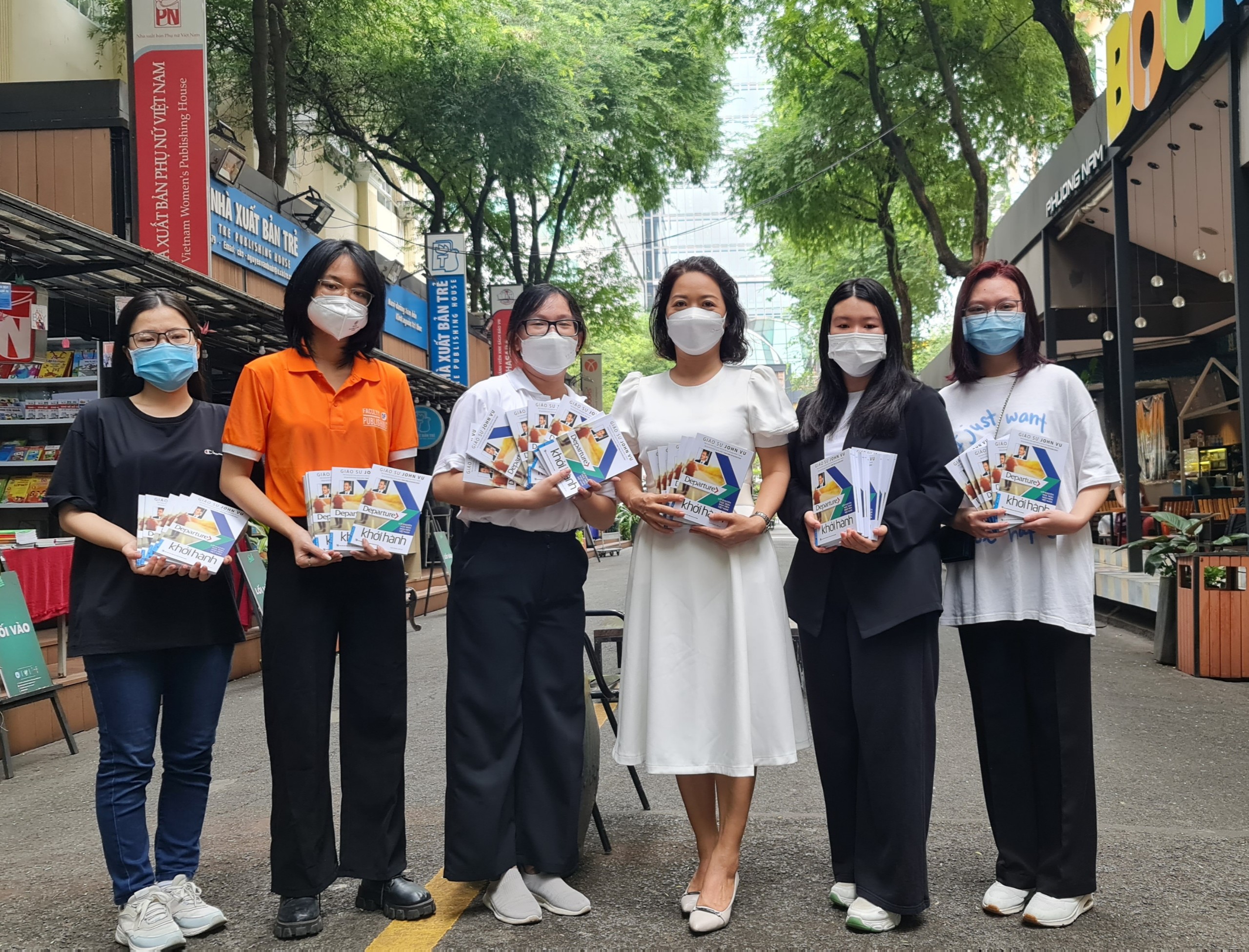 TÂN SINH VIÊN CẢM NHẬN VỀ BUỔI TẶNG SÁCH CỦA CÁC DOANH NGHIỆP NGÀNH XUẤT BẢN