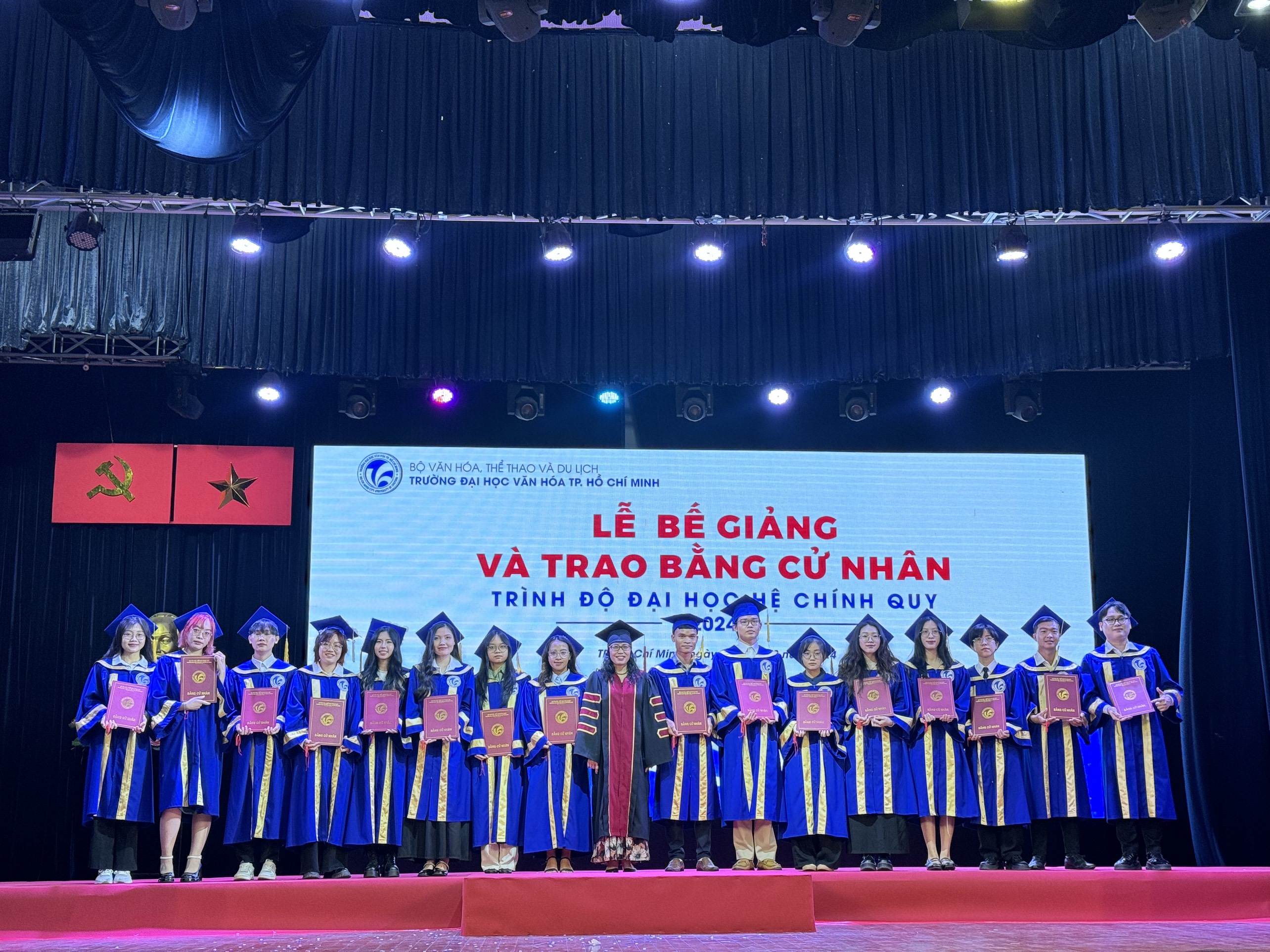 Các tân cử nhân Kinh doanh Xuất bản phẩm Khóa 14 rạng rỡ trong Lễ tốt nghiệp ngày 10/8
