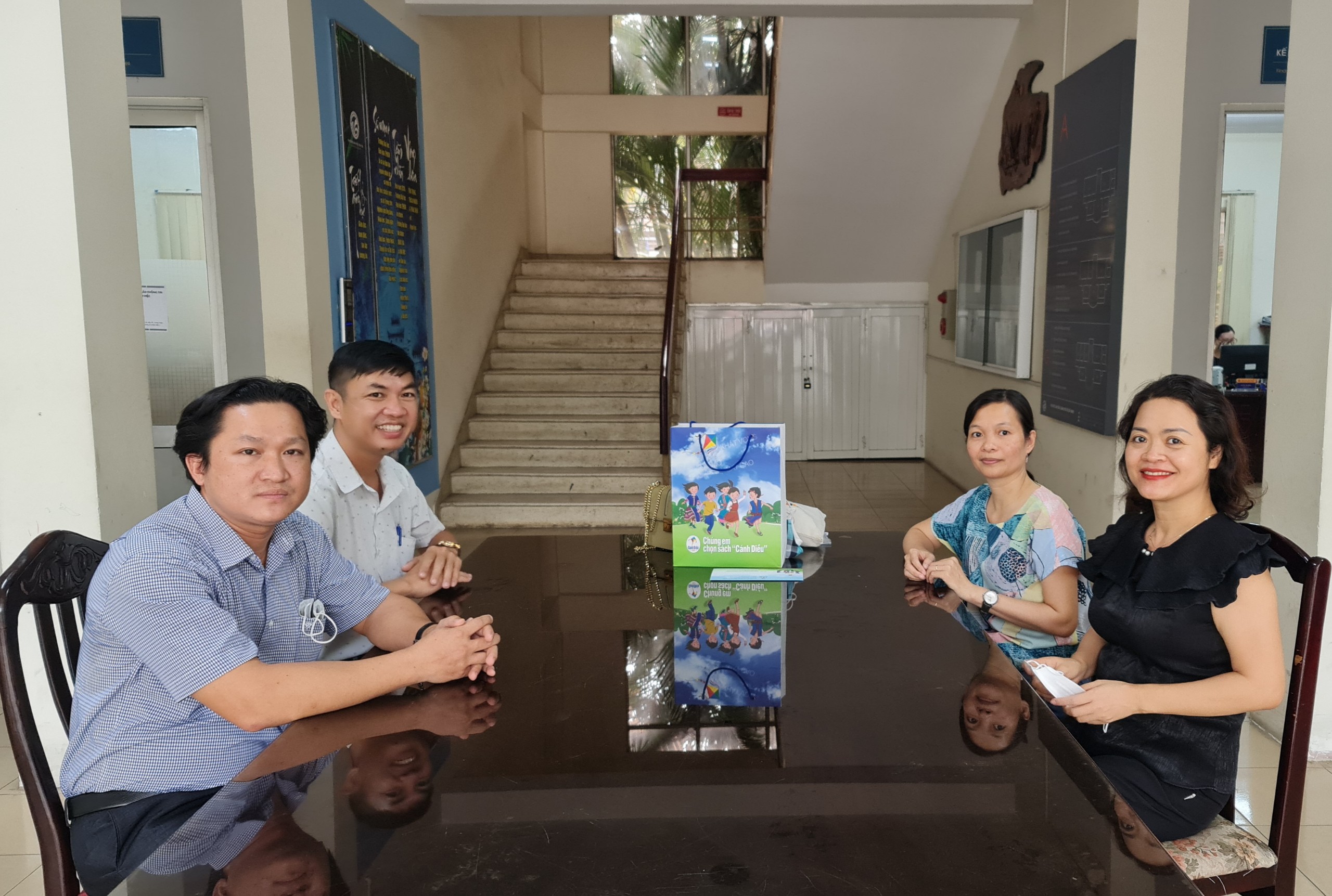 Khoa Xuất bản, Phát hành tiếp và làm việc với công ty Ðầu tư Xuất bản – Thiết bị Giáo dục Việt Nam – Chi nhánh tại thành phố Hồ Chí Minh