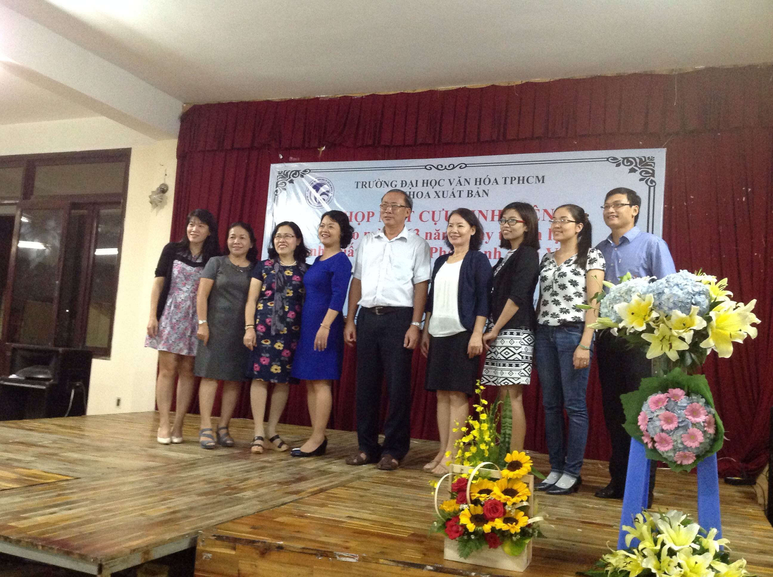 Hình ảnh họp mặt cựu sinh viên nhân dịp chào mừng ngày thành lập ngành Xuất bản - In - Phát hành năm 2015 